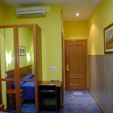 Hostal Los Claveles Торрехон-де-Ардос Экстерьер фото