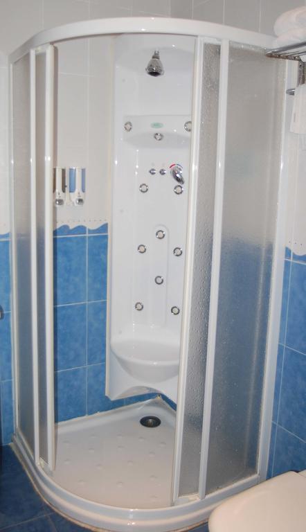 Hostal Los Claveles Торрехон-де-Ардос Экстерьер фото