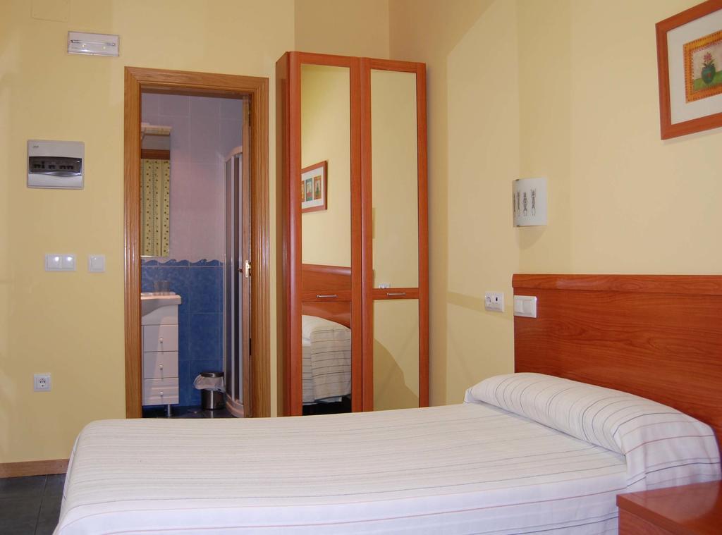 Hostal Los Claveles Торрехон-де-Ардос Экстерьер фото