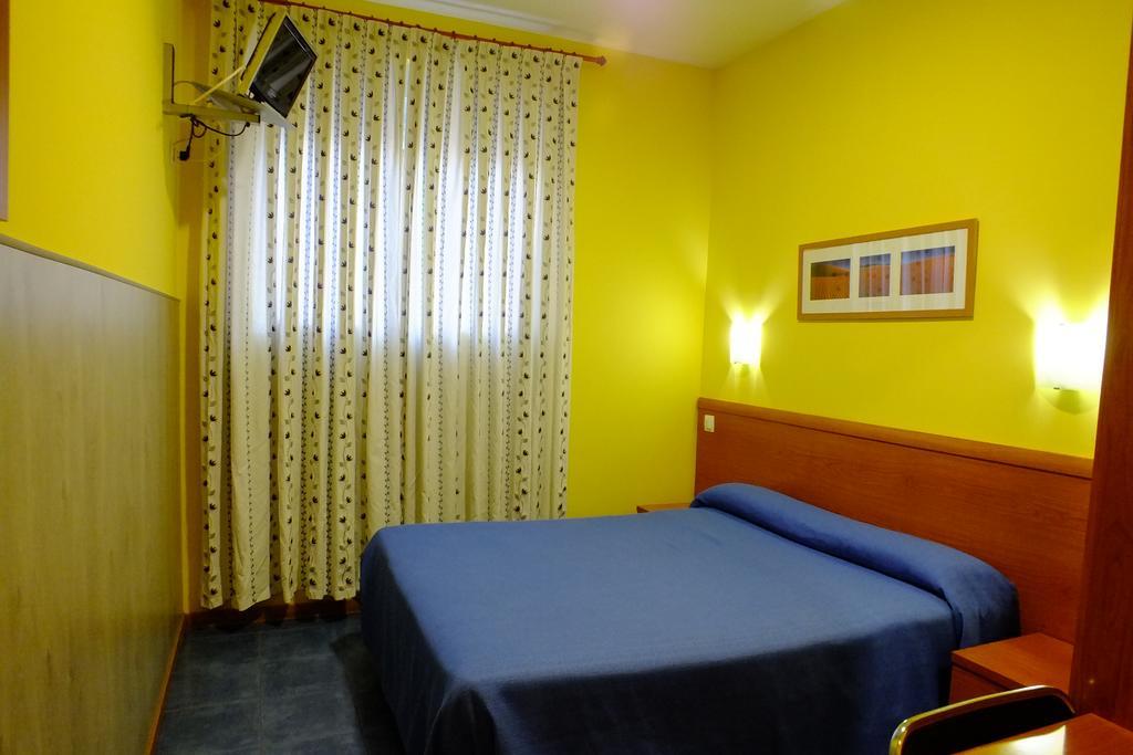 Hostal Los Claveles Торрехон-де-Ардос Экстерьер фото