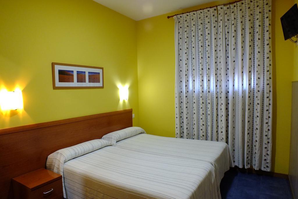 Hostal Los Claveles Торрехон-де-Ардос Экстерьер фото