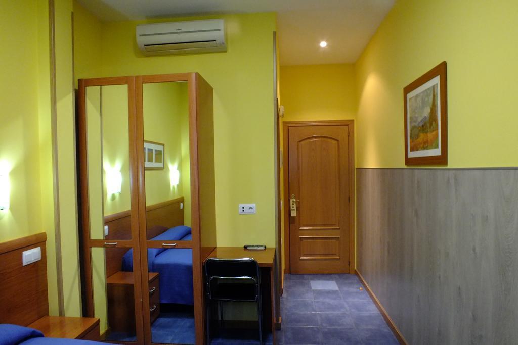 Hostal Los Claveles Торрехон-де-Ардос Экстерьер фото